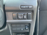 運転席のハンドル右奥側にまとめられたスイッチ群。一目で分かりやすく操作しやすいです。