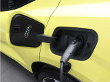コンセントタイプ(3kW)やウォールボックスタイプ(6kW)の充電器を用いて、ご自宅で簡単充電。一般的な家庭用の200V交流充電ケーブルで1時間あたり7〜14kmを走行できる電力を充電できます。
