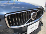 フロントカメラはデザインも重視しVOLVOのロゴマークに内蔵されています