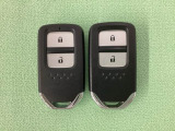 スマートキーを装備しています。鍵を差し込むことなくドアロックの開け閉めと、スタートボタン操作でのエンジンスタートができます。スペアキーも同じものを用意しております。