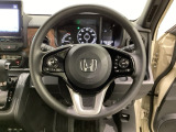 ハンドルにHondaセンシング系のクルーズコントロールやレーンキープアシストなどのスイッチと、オーディオの操作スイッチが装備されています。ハンドルから手を離さず安全に操作できます。