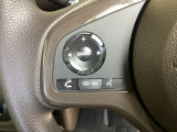 ステアリングスイッチがついていますので、オーディオのチャンネル変更、ボリューム、ジャンル変更が操作可能です。ハンドルから手を離さず安全に操作できます。