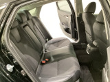 リアシートは足元も広く、長距離運転になってもゆったりとできるようにアームレストがついてます。