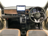 車内は光触媒抗菌消臭施工済です。スタイリッシュなデザインで暖かみのあるインパネ周りを演出します。グローブボックスやカップホルダーのほかにトレーなどたくさんの収納スペースが装備されています。