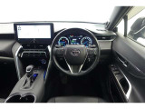 スポーティームード溢れる運転席周りですね。 クイックなドライビングに対応できるよな運転席回りになっています。 ドライブがますます楽しくなりますね!