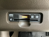 ハンドルの左下にETCがついています。高速道路の料金所の通過も楽々です。 カードの取り出しもしやすい場所についています。