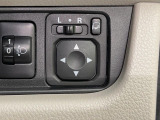 【電動格納ミラー】サイドミラーは電動格納式となっており、狭い駐車場でもキズがつくリスクを抑えられます。