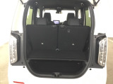 コンパクトボディーなのに、荷室はこんなに広々!たくさん荷物が積めますよ。2段でも積める便利な荷室。備え付けのボードを使えば上下で積みわけができて便利です。