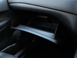 車検証などの嵩張るお荷物は、助手席前の大型のグローブBOXにお入れ下さい