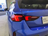 L字型リアコンビランプ:BMWの伝統的なデザインのひとつです。夜間でも誰が見てもBMWとわかる印象的なデザイン。