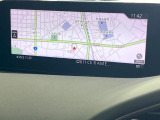 【8.8インチマツダコネクト】車内の雰囲気にマッチした大型のディスプレイ。スマホ接続でのナビ使用やBluetooth再生等、様々な機能が楽しめます。直感的なダイヤル操作が可能で、使い勝手も良好です。