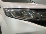 LEDヘッドライトは、点灯の瞬間から最大光量を発揮し、突然暗くなるトンネルなどでの安定感を高めます。
