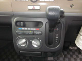 ダイアル式のマニュアルエアコンになっています。シフトはパネルシフトで足元にも余裕があります。