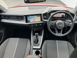インテリアはブラックを基調とした内装になっております。飽きの来ないドイツ車らしい内装です。