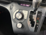 【オートエアコン】一度お好みの温度に設定すれば、車内の温度を検知し風量や温度を自動で調整。暑い…寒い…と何度もスイッチ操作をする必要はありません。快適な車内空間には必須の機能ですね♪