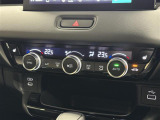 【左右独立オートエアコン】左右独立型、いわゆるデュアルエアコンです。運転席と助手席でそれぞれお好みの温度を設定可能です。