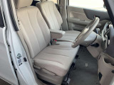 快適に運転できるドライブポジション!40mmも調整できる運転席シートリフターとシートスライドで、無理のない運転姿勢がとれます