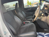 運転席まわりには十分なスペースがあり、大柄な方でもゆったり運転していただける環境です。