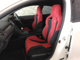 専用設計のHonda TYPE Rシートは、さまざまな体格の方がスポーティーな姿勢で運転できるホールド性能を実現しています。