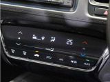 【オートエアコン】温度を設定すれば自動で快適な車内温度を保ちます。エアコン内部の高性能脱臭フィルターで車内のアレルゲンや花粉を除去。