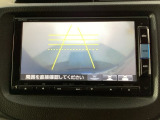 バックでの車庫入れも安心です! リアカメラが付いているバックモニター付のナビを装備しております。操作線もついており距離感も画面から確認できます。
