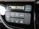 オートエアコン標準装備です。1年中快適な室内を提供!車内温度を設定すると風向き、風量を自動で調節してくれます。