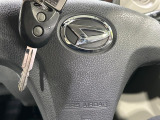 【キーレス】少し離れた場所からでもボタン一つでドアの開錠・施錠ができるのでとっても便利!ドアの鍵穴周りに傷をつけることもありません♪