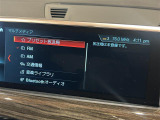 マットブラックにホワイトのLIBERALAのロゴの建物と看板が目印です。