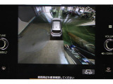 ”駐車が苦手な人でも、大画面で真上からクルマの周囲の映像を見られるので安心です。”