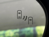 【後方車輛検知】走行中、ドアミラーの死角になりやすい箇所に後続車が接近するとサイドミラー付近に警告を表示、ドライバーに注意喚起をしてくれます。