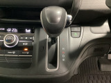 CVT車のセレクトレバーです。低速から高速まで、変速ショックのないスムーズな走りを実現するとともに、エンジン効率のよい領域を維持することで燃費にも貢献します。