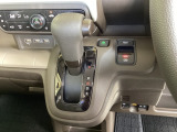 CVT車のセレクトレバーです。低速から高速まで、変速ショックのないスムーズな走りと、エンジン効率のよい領域を維持して燃費にも貢献します。サイドブレーキはスイッチ操作の電子制御パーキングブレーキです。