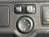 【電動格納ミラー】サイドミラーは電動格納式となっており、狭い駐車場でもキズがつくリスクを抑えられます。