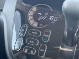 【オートエアコン】一度お好みの温度に設定すれば、車内の温度を検知し風量や温度を自動で調整。暑い…寒い…と何度もスイッチ操作をする必要はありません。快適な車内空間には必須の機能ですね♪