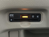 【ETC】有料道路を利用する際に料金所で停止することなく通過できる、ETC車載器(ノンストップ自動料金収受システム機器)が装備されています。セットアップを行うことで利用可能になります。