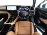 革巻きステアリングで快適な操作性の運転席です。