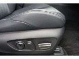運転席にはパワーシートが付いております。パワーシートは指先1つで操作出来るためチカラの弱い女性の方でもシートに座ったまま操作出来ます♪