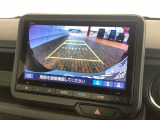 リバースギアに入れるだけで後方の表示へ切り替わります。夜間や雨の日の駐車も楽になりますよ。