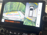 【パノラミックビューモニター】専用のカメラにより、上から見下ろしたような視点で360度クルマの周囲を確認することができます☆死角部分も確認しやすく、狭い場所での切り返しや駐車もスムーズに行えます。