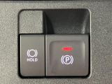 【電動パーキングブレーキ+オートブレーキホールド機能】 指先だけで簡単に操作が可能なパーキングブレーキ、スイッチを押すとブレーキペダルから足を離してもブレーキを保持できるオートブレーキホールド搭載
