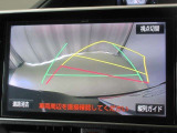 バックでの車庫入れはハンドルと連動したガイドラインが出る「バックガイドモニター」がサポートいたします。