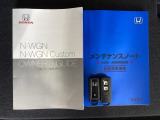 スマートキーは鍵をバッグに入れたままでもドアロックの開閉やエンジンのON・OFFができます。夜間や雨の日も鍵を探さなくて良いので便利です。
