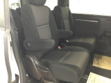 後席にもアームレストがついております。ゆっくりおくつろぎいただけます。ホンダ車の低床ボディは、チャイルドシートへのお子さまの乗降や荷物の積載もスムーズ。