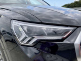 ウイング状のデイタイムランニングライトを備えるLEDヘッドライト。昼光に近い照明によって進路を照らし、昼夜ともに目視しやすく視認性を高め安全性と快適性を向上させます。