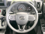 インテリアに合わせたデザインのステアリングは、運転される方のことも考え、運転しやすい形状、大きさです。是非一度、実際に触ってお確かめください。
