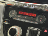 【左右独立オートエアコン】左右独立型、いわゆるデュアルエアコンです。運転席と助手席でそれぞれお好みの温度を設定可能です。