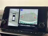【アラウンドビューモニター】まるでクルマを真上から見下ろしたかのような視点で駐車をサポートします!クルマの斜め後ろや真横など、前後左右の4つのカメラの映像が合成されて、モニターに映し出されます。