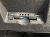 【ETC】有料道路を利用する際に料金所で停止することなく通過できる、ETC車載器(ノンストップ自動料金収受システム機器)が装備されています。セットアップを行うことで利用可能になります。