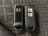 スマートキーを装備しています。鍵を差し込むことなくドアロックの開け閉めと、スタートボタン操作でのエンジンスタートができます。スペアキーも同じものを用意しております。