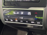 【オートエアコン】一度お好みの温度に設定すれば、車内の温度を検知し風量や温度を自動で調整。暑い…寒い…と何度もスイッチ操作をする必要はありません。快適な車内空間には必須の機能ですね♪